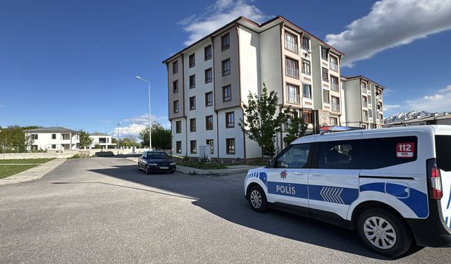 Erzincan'da apartmanın dördüncü katından düşen otizmli çocuk yaralandı