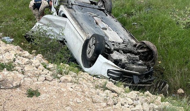 Erzincan'da devrilen otomobildeki 1'i bebek 3 kişi yaralandı