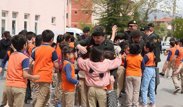 Erzincan'da ilk mektuplarını Mehmetçiğe yazan öğrencilere askerlerden cevap geldi