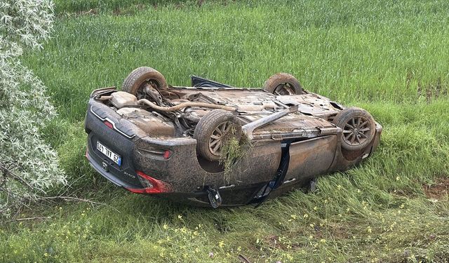 Erzincan'da şarampole devrilen otomobildeki 4 kişi yaralandı