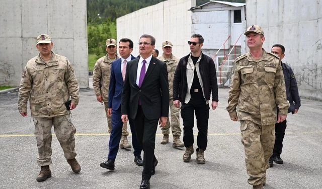 Erzurum Valisi Aydın Baruş, karakollarda görev yapan Mehmetçikle bayramlaştı