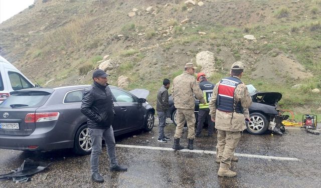 Erzurum'da 2 otomobilin çarpıştığı kazada biri ağır 5 kişi yaralandı
