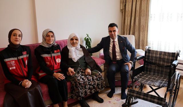 Erzurum'da 94 yaşındaki şehit annesine tekerlekli sandalye hediye edildi