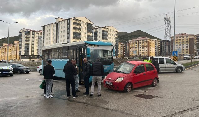 Erzurum'da halk otobüsü ile otomobilin çarpıştığı kazada 5 kişi yaralandı
