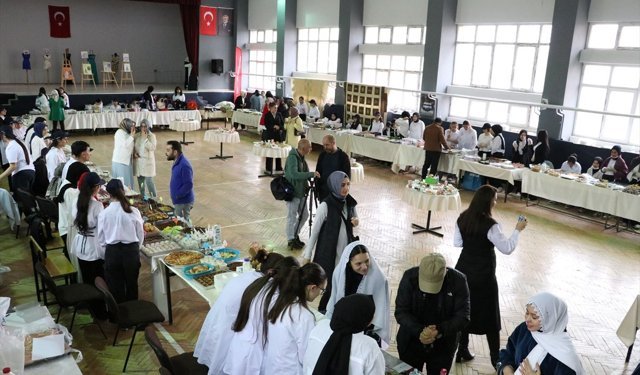 Erzurum'da öğrencilerden Türk Silahlı Kuvvetlerini Güçlendirme Vakfına kermes geliri desteği