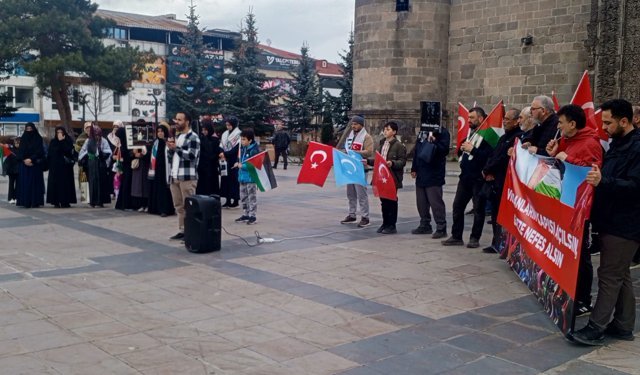 Erzurum'da sağlıkçılar Gazze için sessiz yürüyüşlerini 129. haftada sürdürdü