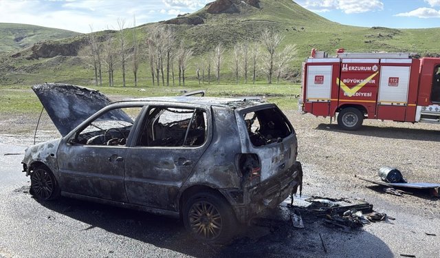 Erzurum'da seyir halindeyken yanan otomobil kullanılamaz hale geldi