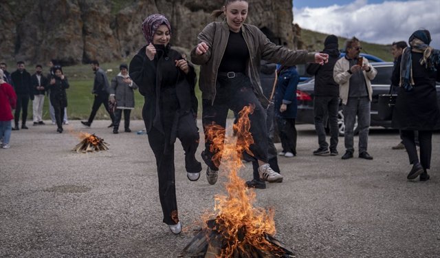 Erzurum'da tarihi Kalor Tepesi'nde Hıdırellez Şenliği düzenlendi