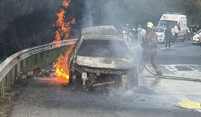 Esenyurt'ta seyir halindeki otomobilde çıkan yangın söndürüldü