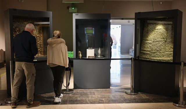 Eskişehir'de 'Osmanlı Sultanlarının Sevdası: Kutsal Emanetler' sergisi ziyaretçilerini ağırladı