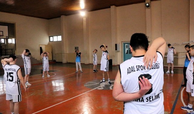 Eskişehir'deki down sendromlu sporcular basketbolda kürsüye çıktı