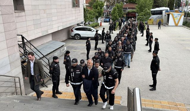Eskişehir'in Tepebaşı Belediyesine yönelik operasyonda gözaltına alınan 25 şüpheli adliyede