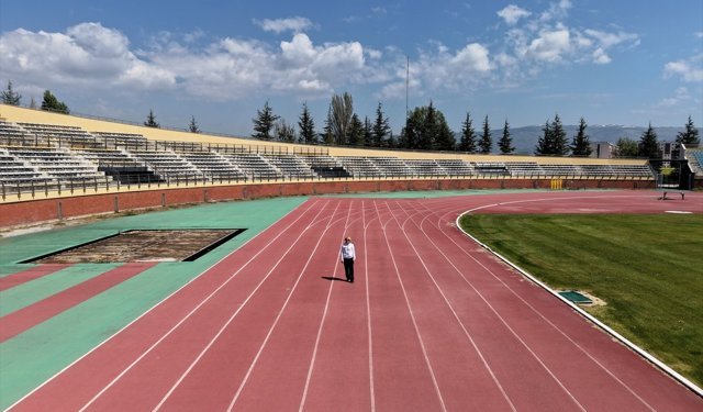 Eskişehirli 70 yaşındaki master atlet, atmalar pentatlonunda Türkiye rekoru kırdı