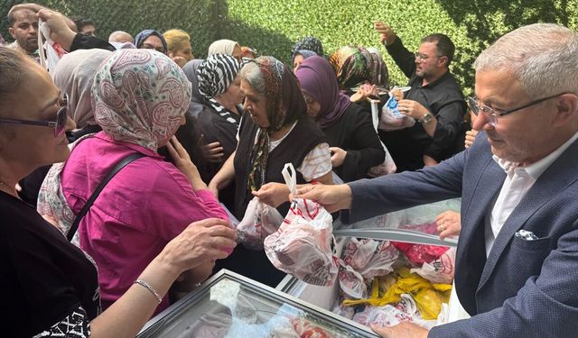 Eyüpsultan'da muhtarlık koordinesinde ihtiyaç sahibi ailelere kurban eti dağıtıldı