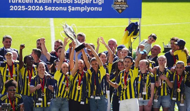 Fenerbahçe ArsaVev Kadın Futbol Takımı, şampiyonluk kupasını aldı