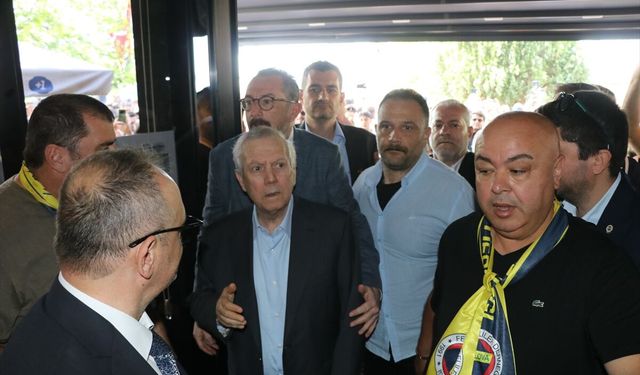 Fenerbahçe Kulübü Başkan Adayı Aziz Yıldırım, taraftarlarla bir araya geldi