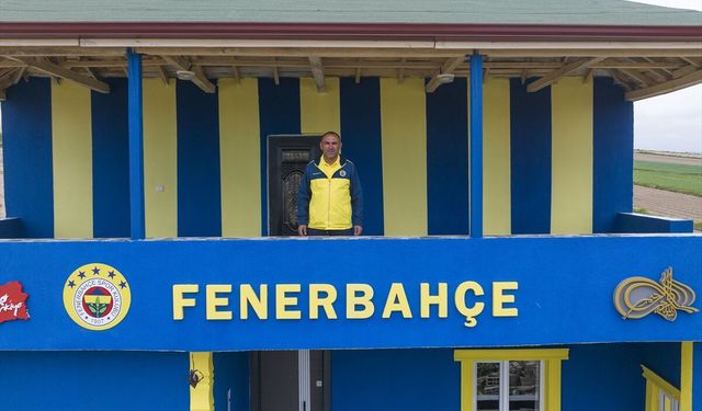 Fenerbahçe taraftarı evinin duvarlarını gönül verdiği takımın renklerine boyattı