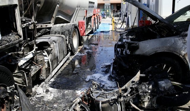 Fethiye'de akaryakıt istasyonundaki yakıt tankerinde çıkan yangın söndürüldü