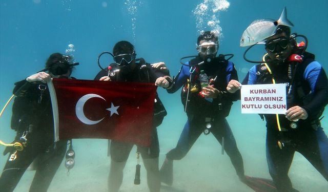 Fethiye'de dalgıçlar Kurban Bayramı'nı deniz dibinde kutladı