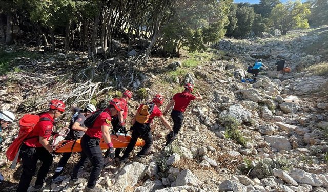 Fethiye'de yamaç paraşütüyle kayalık alana düşen kadın yaralandı