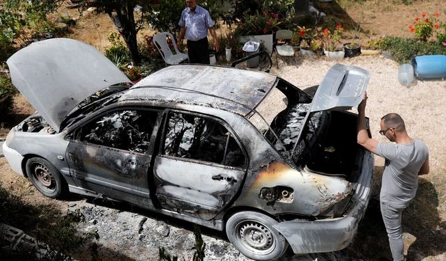Filistin topraklarını gasbeden İsrailliler, Batı Şeria'da çiftçiye ait bir araç ile traktörü kundakladı