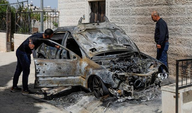 Filistin topraklarını gasbeden İsrailliler, Batı Şeria'nın güneyinde Filistinlilere ait araçları ateşe verdi