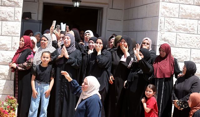 Filistinli işçiler İsrail'in kısıtlamaları nedeniyle hayatlarını riske atarak Ayrım Duvarı'nı aşmaya çalışıyor