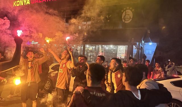Galatasaraylı taraftarlar 26. şampiyonluğunu kutluyor