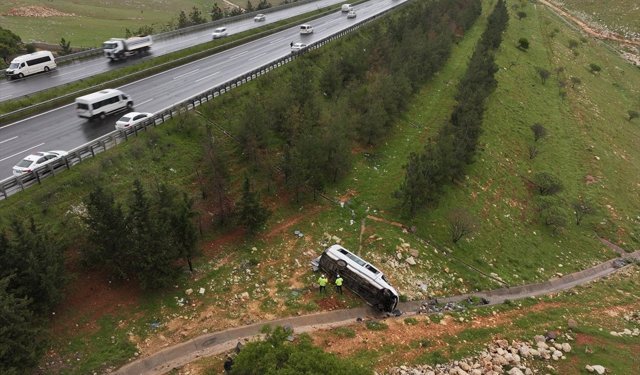 Gaziantep'te devrilen işçi servisindeki 16 kişi yaralandı