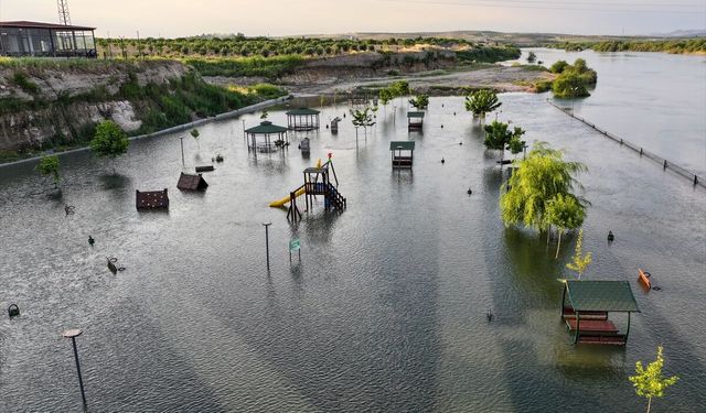 Gaziantep'te Fırat Nehri kenarındaki mesire alanı sular altında kaldı