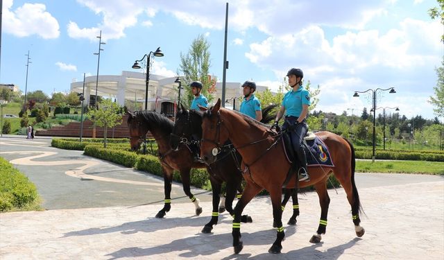 Gaziantep'te göreve başlayan atlı birlikler parkta ilgi odağı oldu