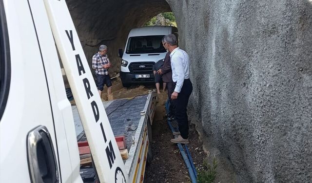 Gaziantep'te yağıştan dolayı alt geçitte mahsur kalan araçtaki aileyi itfaiye kurtardı