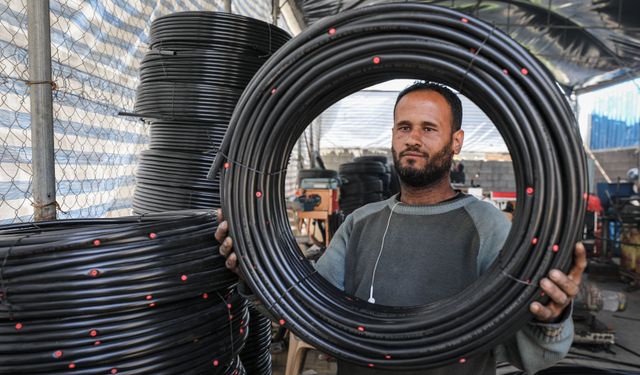 Gazze'de çöplerden toplanan plastikler, su ihtiyacını karşılayacak hortumlara dönüşüyor