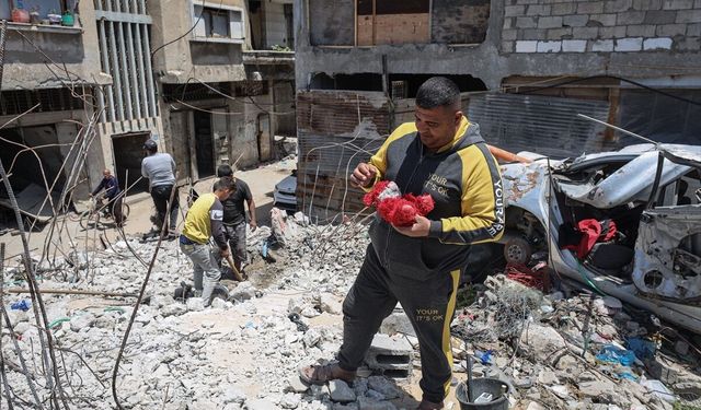 Gazze'de enkaz altından yakınlarını çıkarmaya çalışan baba: 'Evin altında şehit varken nasıl uyuyayım?'
