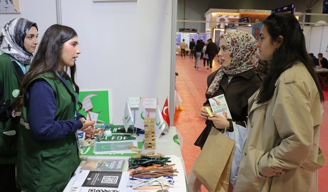 Genç Yeşilay gönüllüleri, kariyer fuarını 'bilinçlendirme platformu'na dönüştürdü