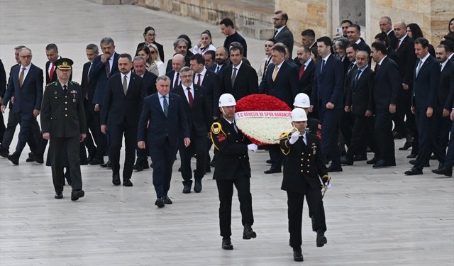 Gençlik ve Spor Bakanı Osman Aşkın Bak ile beraberindeki heyet, Anıtkabir'i ziyaret etti