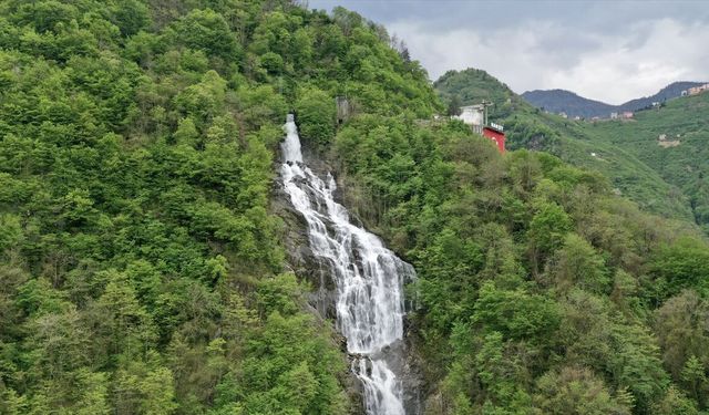 Giresun'da 190 metre yükseklikten tahliye edilen suyun oluşturduğu şelale ilgi görüyor