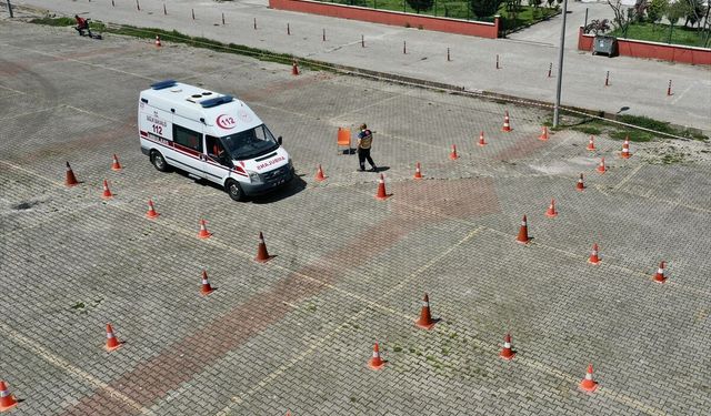 Giresun'da ambulans personeli parkurlarda hayat kurtarmaya hazırlanıyor