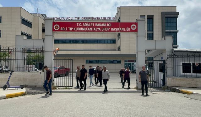 GÜNCELLEME 2- Antalya'da silahlı kavgada 3 kişi hayatını kaybetti