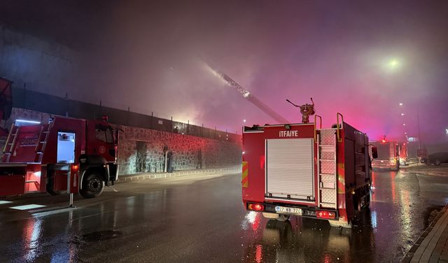 GÜNCELLEME 2 - Gaziantep'te mobilya fabrikasında çıkan yangın söndürüldü