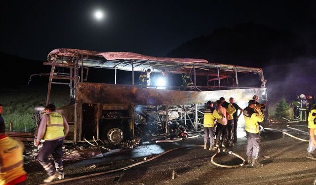 GÜNCELLEME 3 - Denizli'de bariyerlere çarparak yanan yolcu otobüsündeki 8 kişi öldü, 33 kişi yaralandı