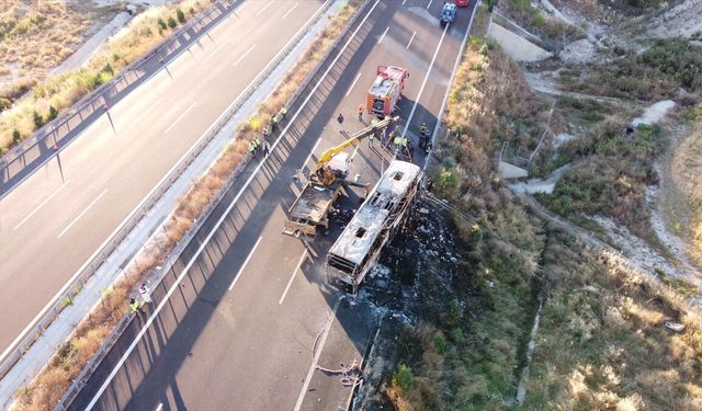 GÜNCELLEME 4 - Denizli'de bariyerlere çarparak yanan yolcu otobüsündeki 8 kişi öldü, 33 kişi yaralandı