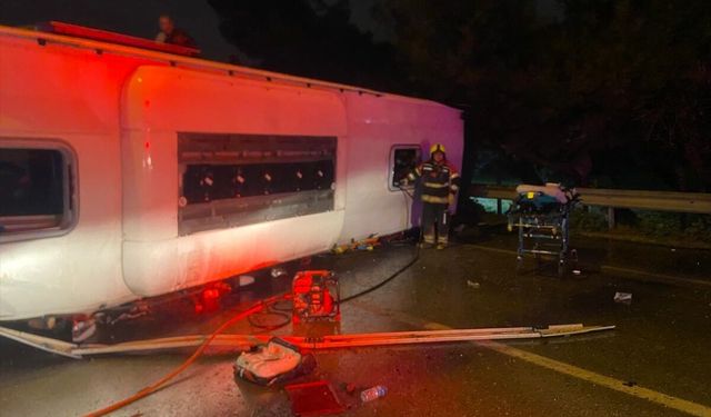 GÜNCELLEME - Balıkesir'de devrilen yolcu otobüsündeki 3 kişi öldü, 30 kişi yaralandı