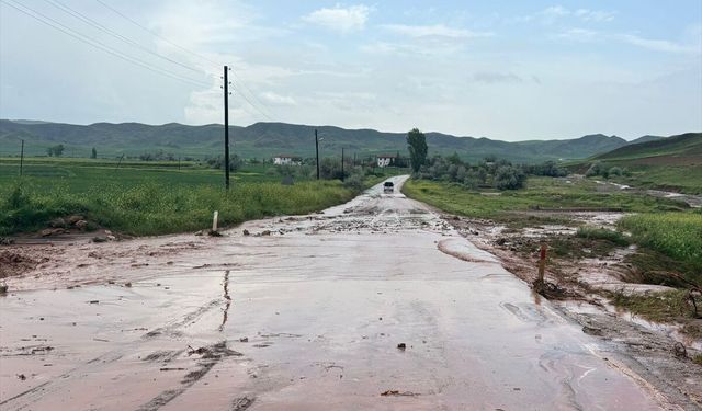GÜNCELLEME - Çorum'da derenin taşması nedeniyle Sungurlu-Çankırı yolunda ulaşım aksadı