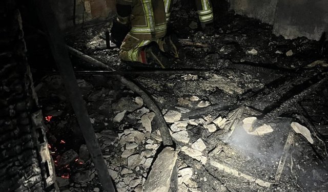 GÜNCELLEME - İzmir'de yangın çıkan evdeki bebek öldü, 3 kardeşi dumandan etkilendi