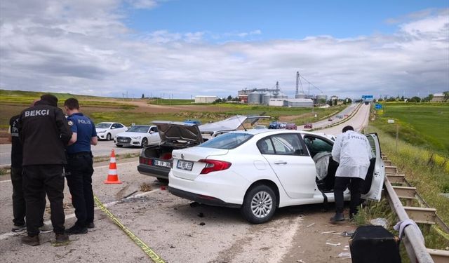 GÜNCELLEME - Kırıkkale'de iki otomobilin çarpıştığı kazada 2 kişi öldü, 7 kişi yaralandı