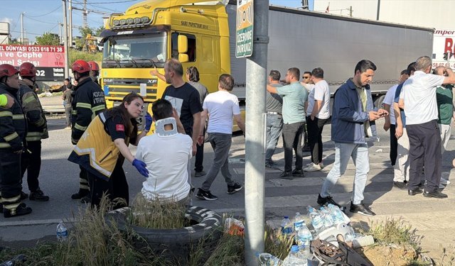 GÜNCELLEME - Kocaeli'de işçi servisi ile tırın çarpıştığı kazada 1 kişi öldü 7 kişi yaralandı