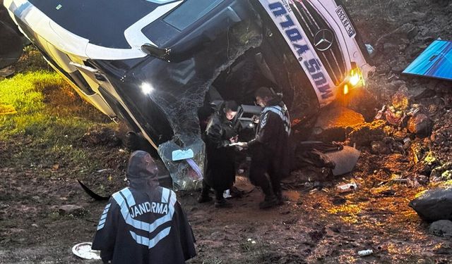 GÜNCELLEME - Malatya'da otobüsün şarampole devrilmesi sonucu 4 kişi öldü, 15 kişi yaralandı