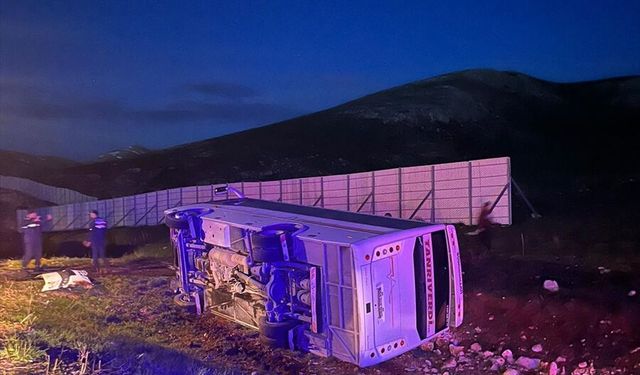 GÜNCELLEME - Sivas'ta taraftarları taşıyan midibüsün devrilmesi sonucu 25 kişi yaralandı