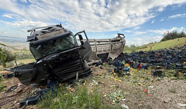GÜNCELLEME - TAG Otoyolu'nda tırın viyadükten düşmesi sonucu 3 kişi öldü, 3 kişi yaralandı